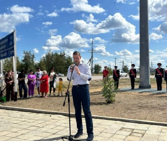 В Кулунде торжественно открыт 30-метровый флагшток с государственным флагом России